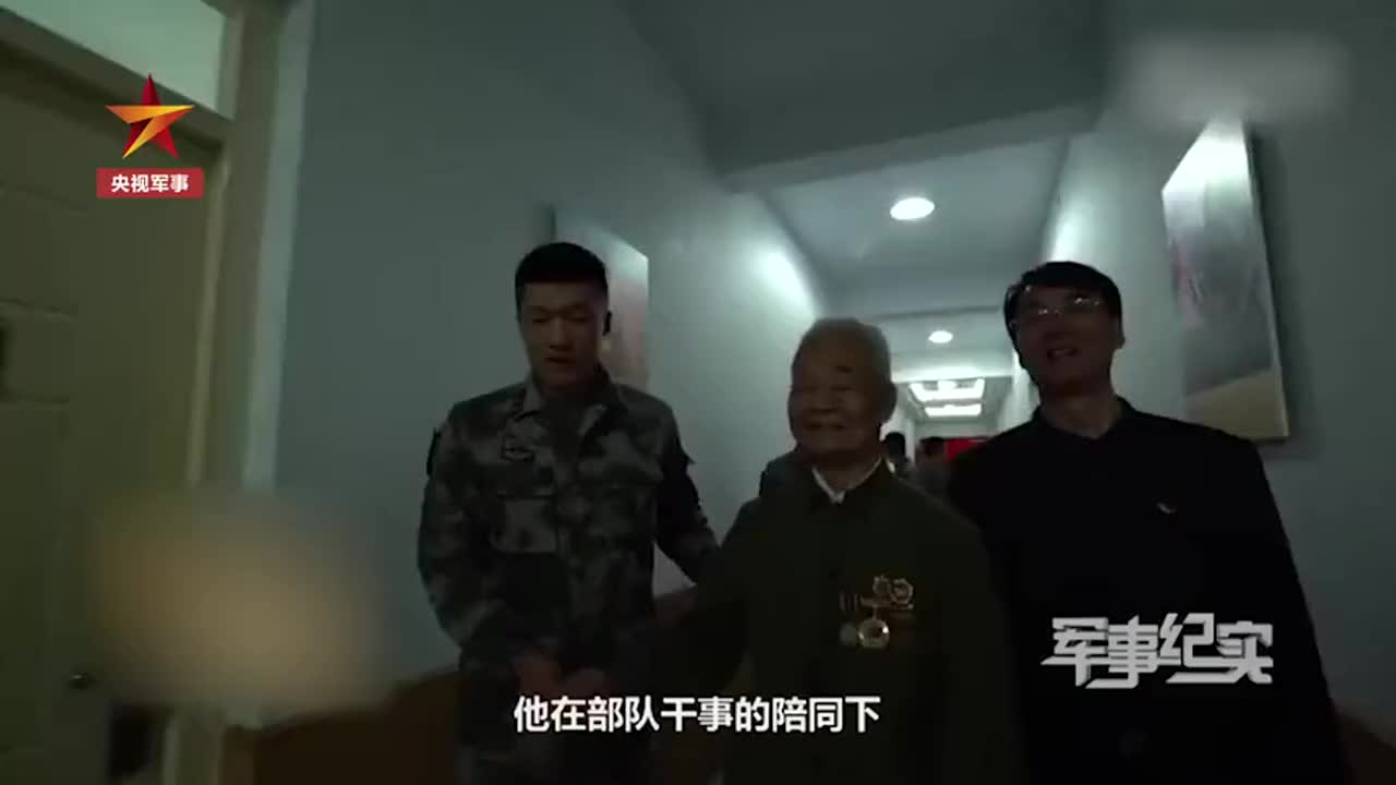 抗美援朝老兵体验新装备激动流泪