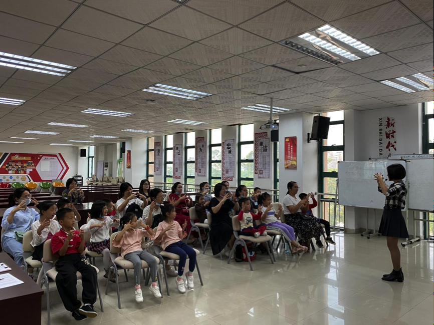 光明上村社区向居民普及安全用气