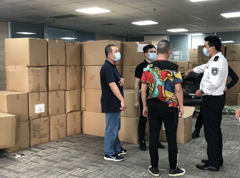 南山市场监管部门查扣18万余只问题口罩