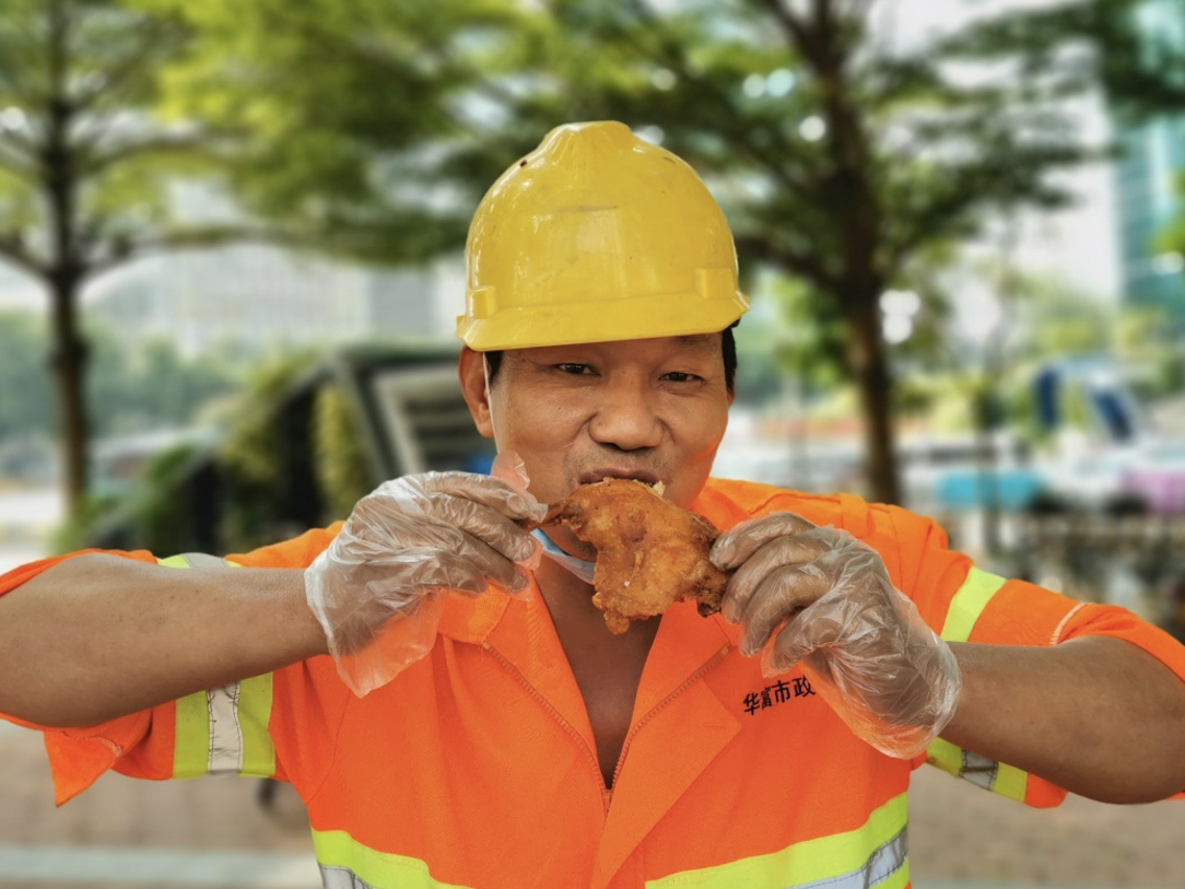 深圳企业关爱环卫工，送上爱心餐饮