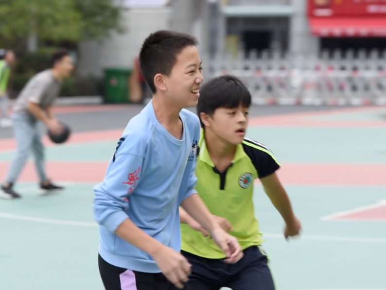 人口不足50万的小城里建了一所“豪华”学校？