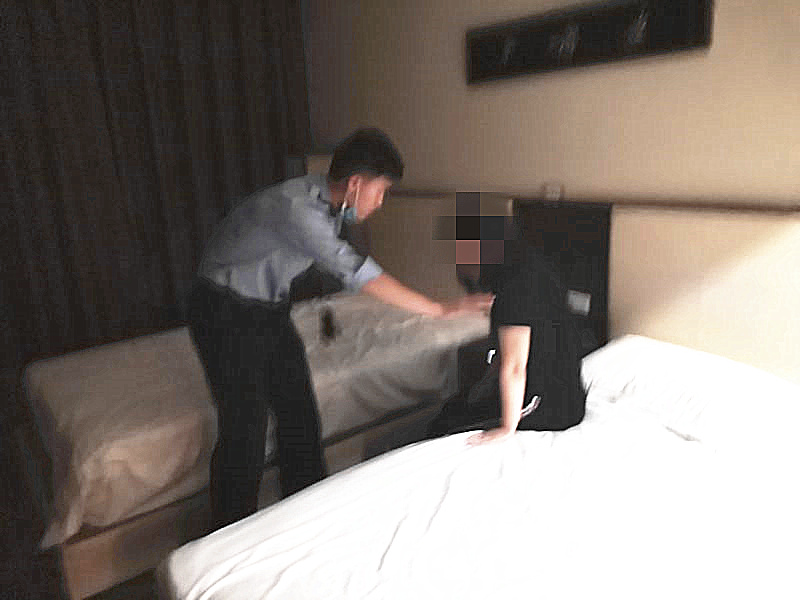 险！深圳一抑郁症女子烧炭自杀，民警破门救人