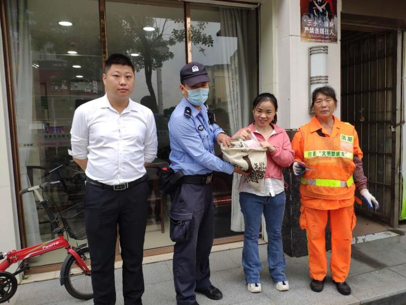 光明街道环卫工人拾金不昧  将万元现金归还失主