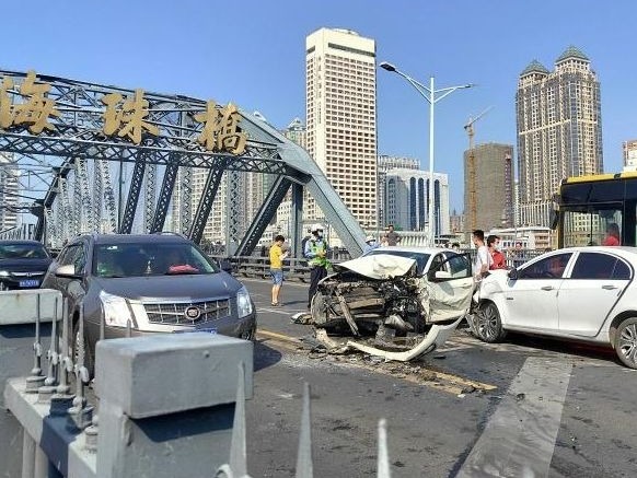 海珠桥发生交通事故，至少一辆公交车两辆轿车受损