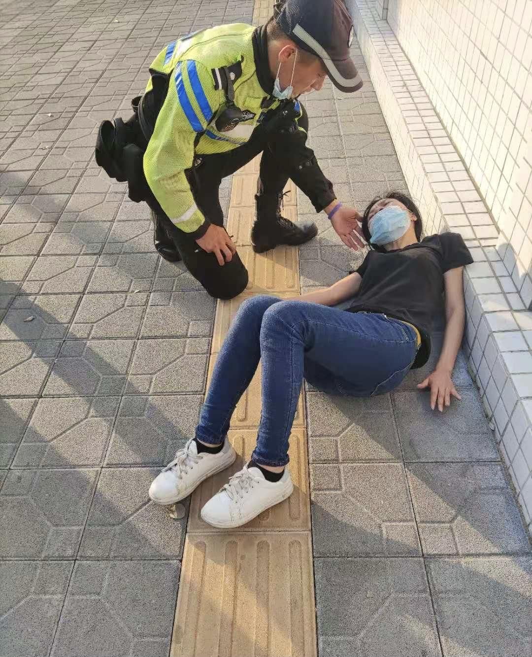 路人突然晕倒街边 罗湖交警第一时间伸手救助  