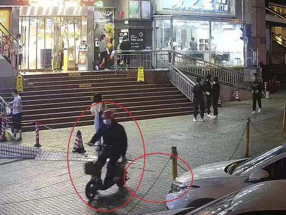 外卖小哥赚“外快”沿路派撒“黄色”小卡片 被行政拘留