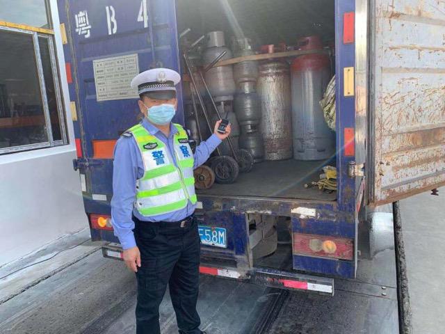 驾危化品运输车超载上路，深圳一司机被记6分罚2000元