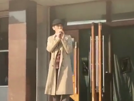 东北师大附中合唱《单身情歌》的第十年，歌手林志炫如约加入