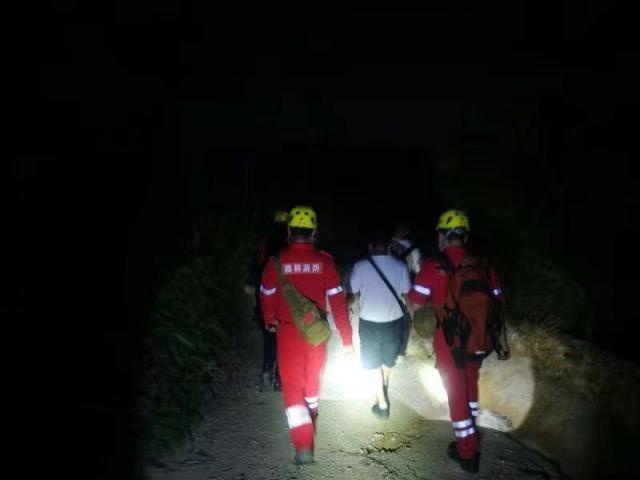 跋山涉水2小时搜救 大鹏办事处成功解救7名排牙山迷路游客