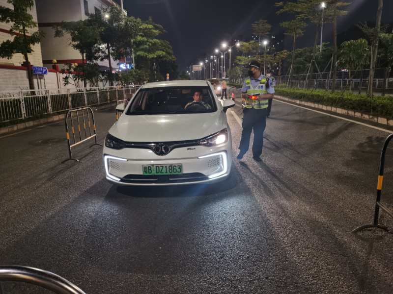 加强夜间道路交通管理！龙岗交警开展“平安华灯”专项整治            
