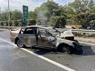 南光高速石岩段发生一起交通事故，一小车被烧成骨架！