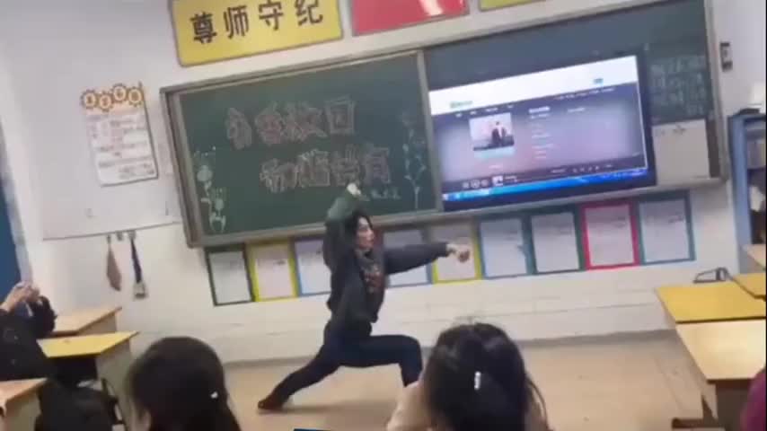 妈妈家长会上表演拳术，网友：孩子在班上的地位稳了