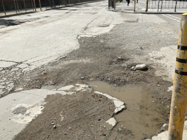 市民反映道路扬尘、噪音污染严重 社区回应：计划明年重修道路