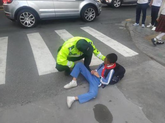 男孩负气横躺马路 罗湖交警耐心教育