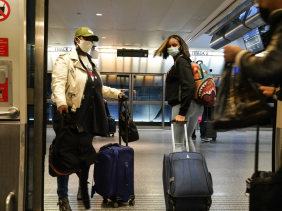 感恩节假期致机场人流明显增加，美国陷入过节防疫两难
