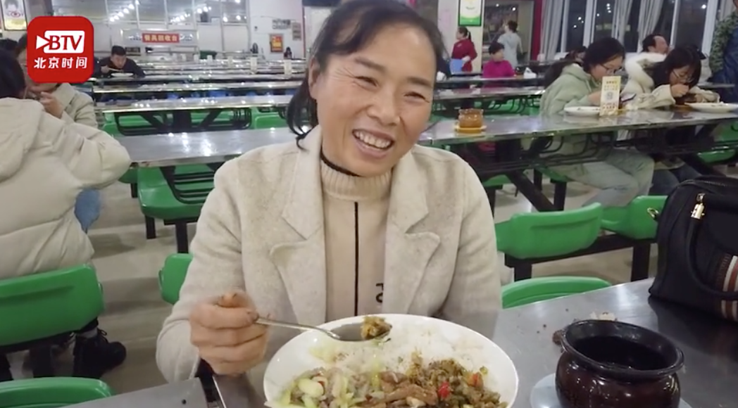 真“妈妈的味道”！高校邀请学生妈妈到校做晚饭
