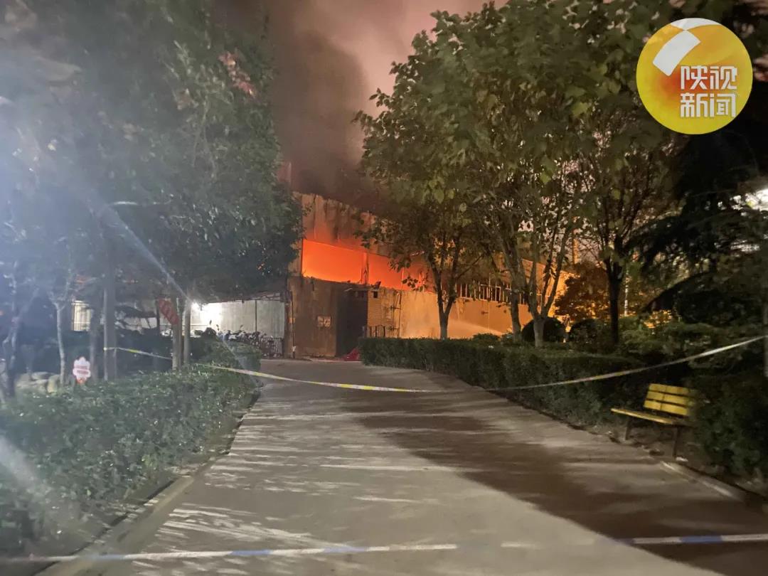 西安一汽修厂起火，救援人员：未发生爆炸，有车玻璃被烧裂