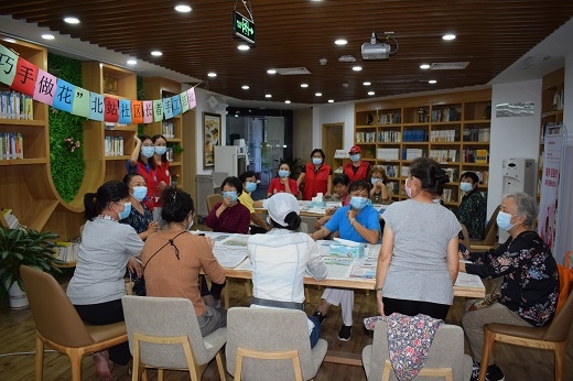 北站社区举办“巧手做花”长者手工活动