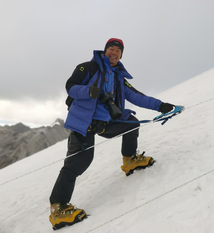 张梁登山图片