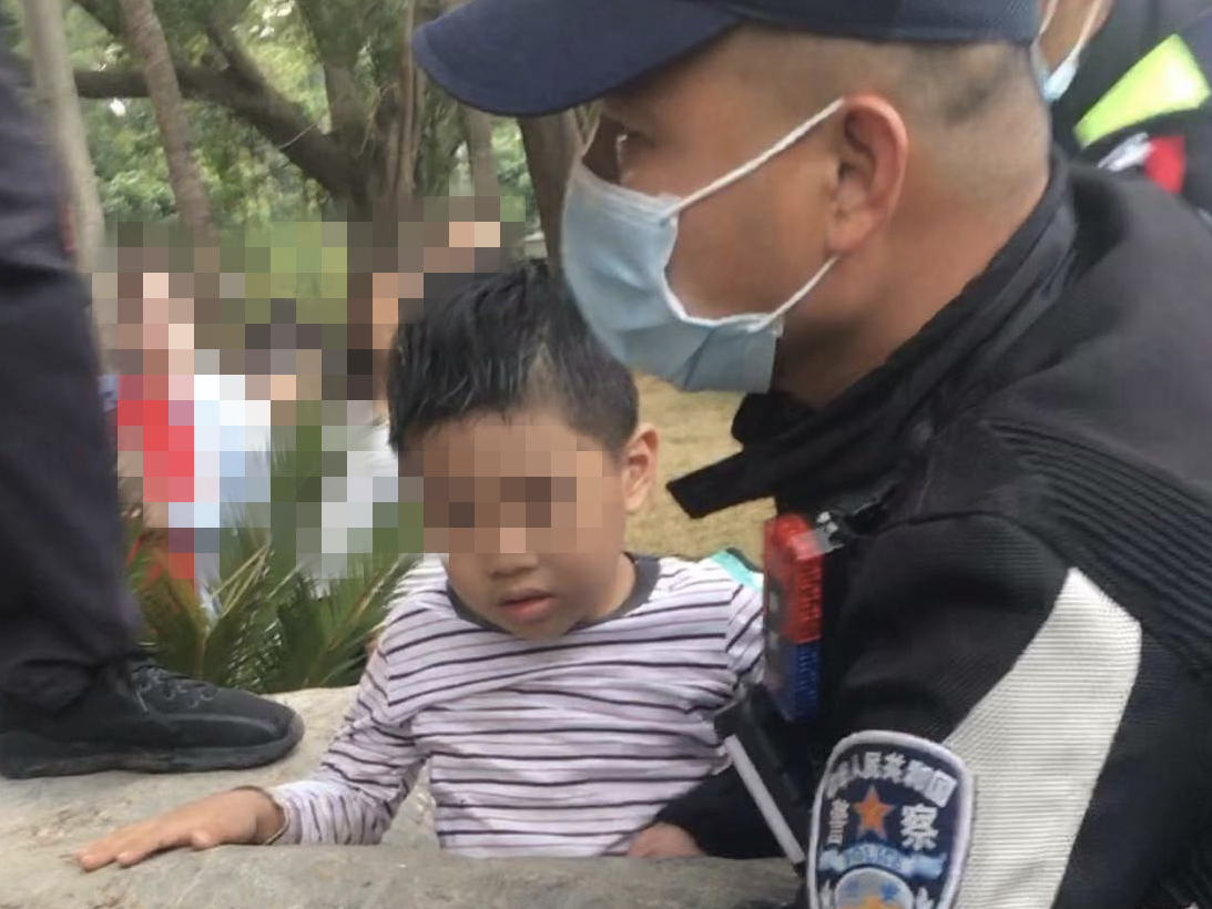 深圳一男童好奇假山石洞只身往里钻，结果被卡住了……