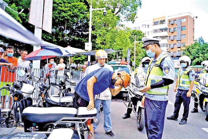 光明将试点抓拍电动二轮车违法行为