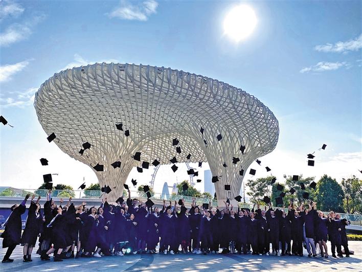 广州中医药大学深圳教学点200余名学生“打卡”欢乐港湾