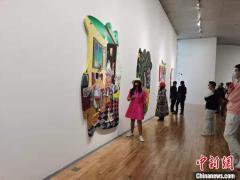 日本艺术家上海展出缤纷欢快异形油画等 多种审美语言描绘文化生活