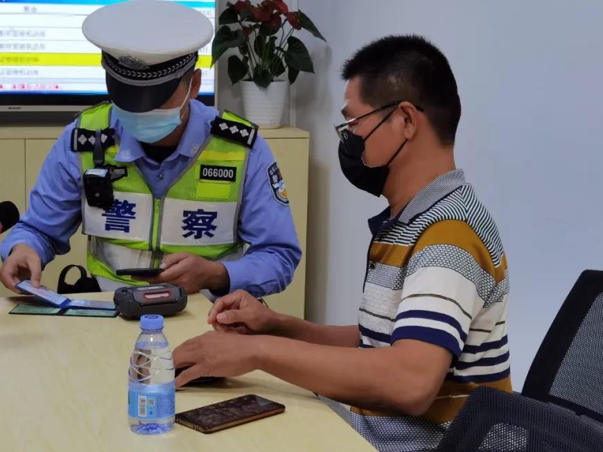 网友热议：网约车“弃”孕妇及儿童于高架桥！交警请司机“喝茶”