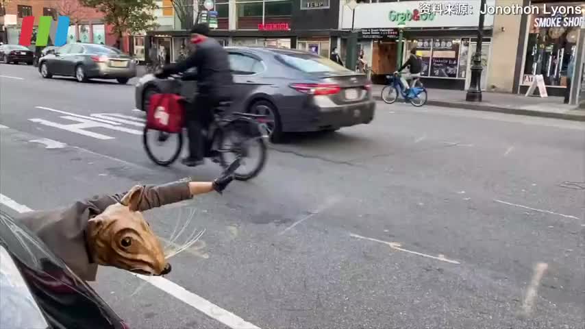 纽约男子扮成巨鼠趴地行走，称行为艺术有助于保持社交距离