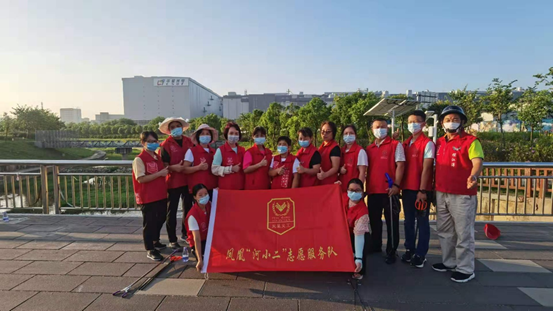 凤凰街道志愿者携手护河 打造美丽河湖风景线