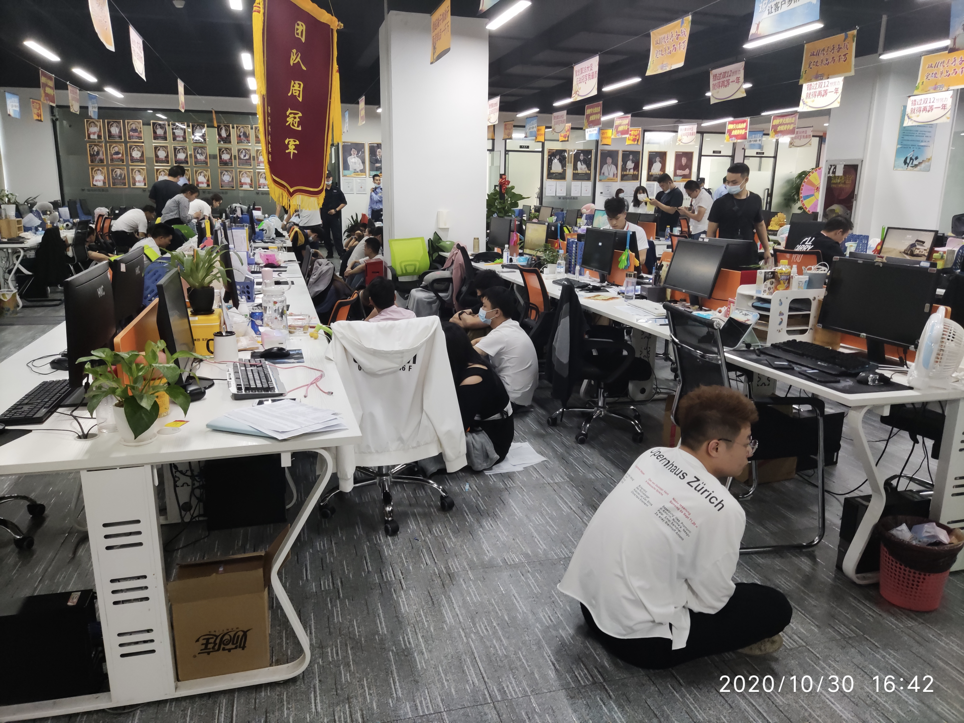 谎称代运营网店实施诈骗，114名嫌犯被龙华警方抓获