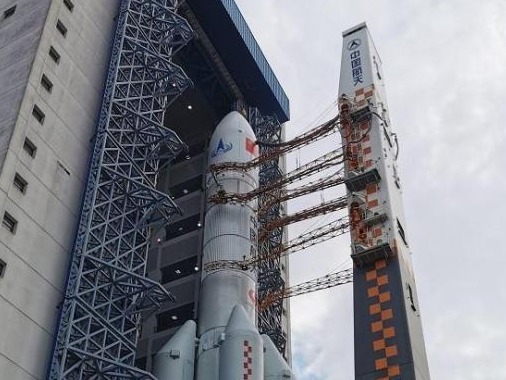 长征五号遥五火箭完成垂直转运，将择机发射嫦娥五号探测器