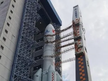 长征五号遥五火箭完成垂直转运，将择机发射嫦娥五号探测器