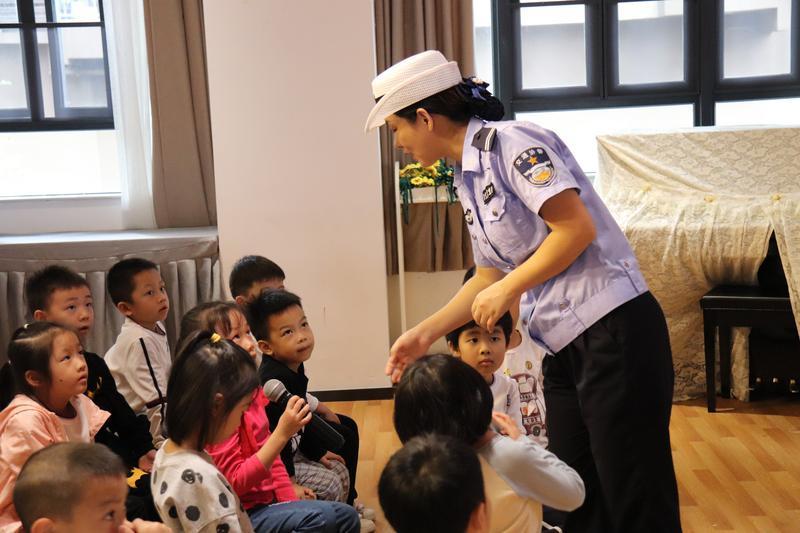 交警龙岗大队开展“交通安全进校园”宣传活动  