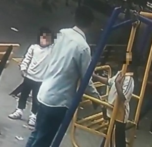 广东一男子校门口猥亵女学生？警方：事发普师附小，嫌疑人被抓