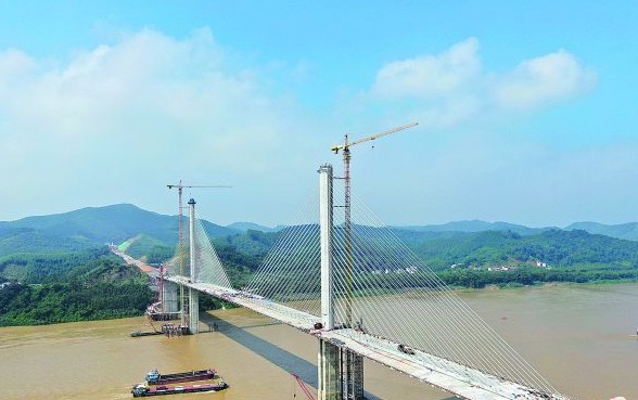 省重点建设项目怀阳高速跨西江特大桥。 西江日报记者 吴勇强 摄