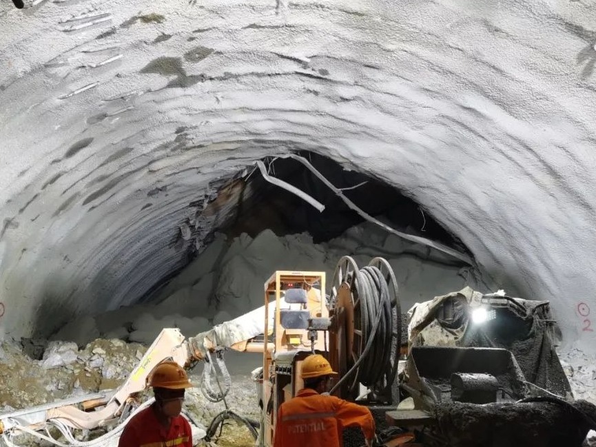 广西乐业隧道塌方9人被困事故救援62天：发现两被困者遗体