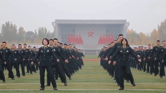 听说深圳一中学网红课间操很火后，火箭军200名东风快递员接招了…