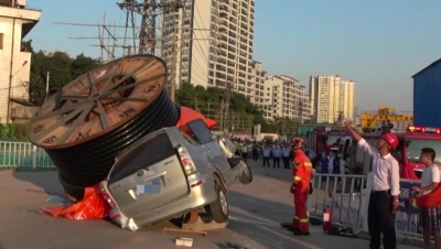 险！5吨电缆砸中小车司机被困，消防紧急救援近一小时