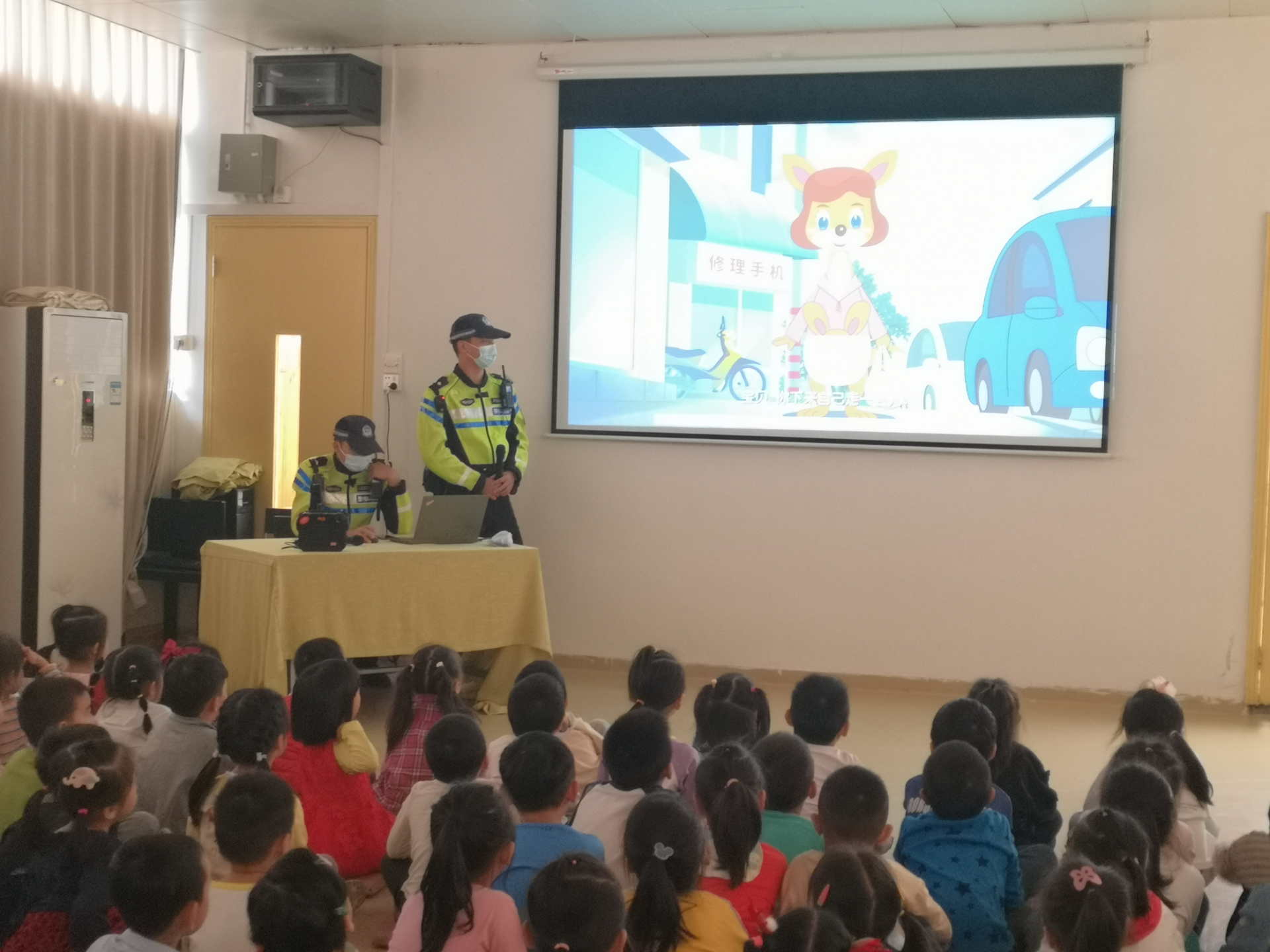 龙岗交警:交通安全教育送进幼儿园            
