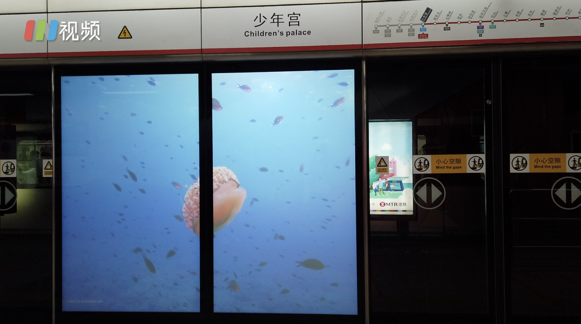 深圳地铁四号线新装景观玻璃门，市民可以边等车边看海