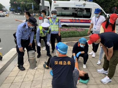 老人当街晕倒，深圳民警暖心救援