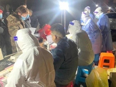 现场直击｜天津汉沽街市民连夜核酸检测，今早8点已达5.1万人