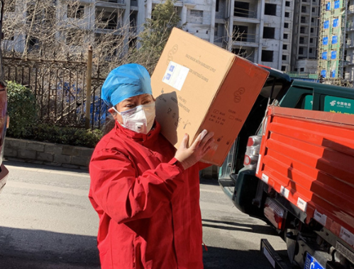 央视快评丨大力弘扬劳模精神劳动精神工匠精神