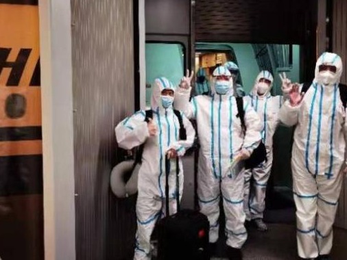 中国体操队身着防护服回国：为了面子忽视防疫，只会得不偿失