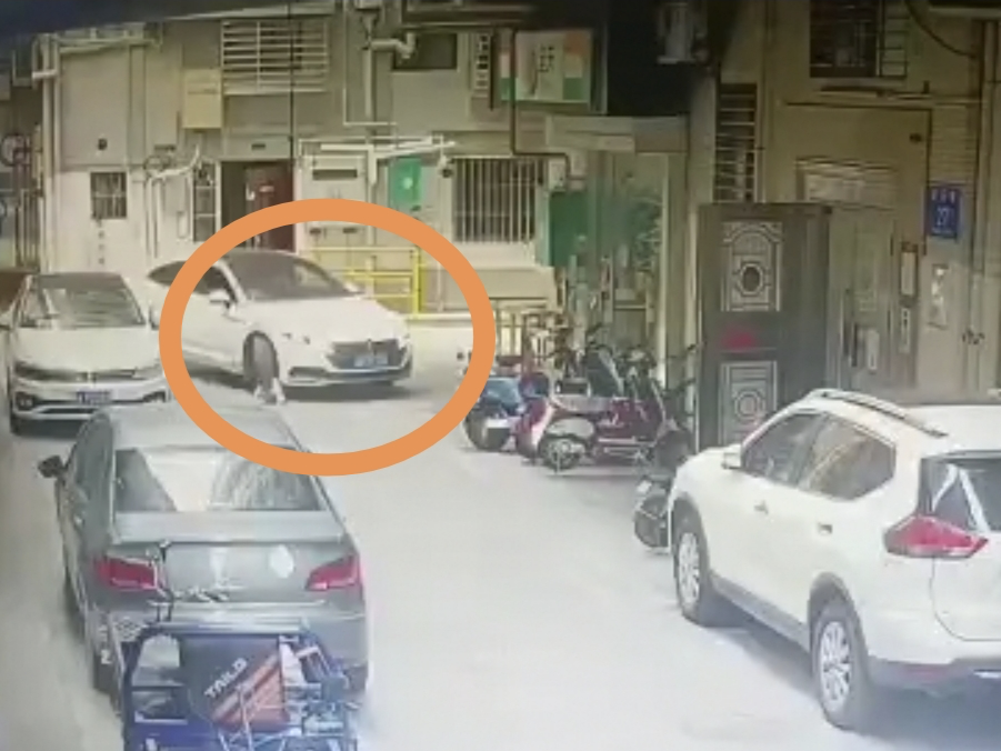 痛心！1岁娃蹲在地上玩耍遭转弯车辆碾压身亡