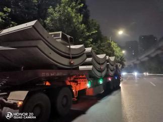 深圳交警查获一辆严重超载的半挂牵引车，重罚！