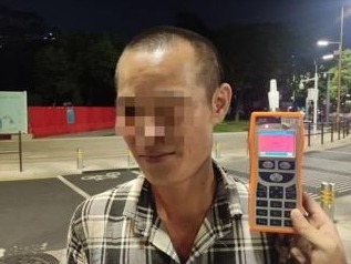 男子醉酒驾驶铲车上路，走到半路就被警方抓了 