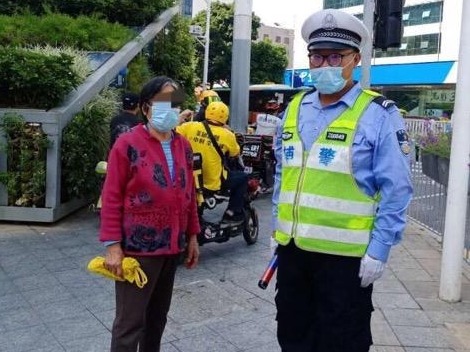 七旬老人出门找儿子迷路 罗湖交警助其找到家人