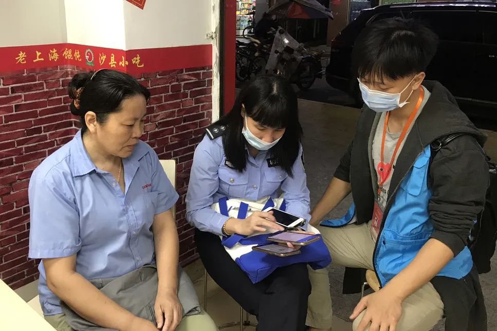 （光明）人口普查登记遇阻力，光明网格员“摆地摊”感动居民
